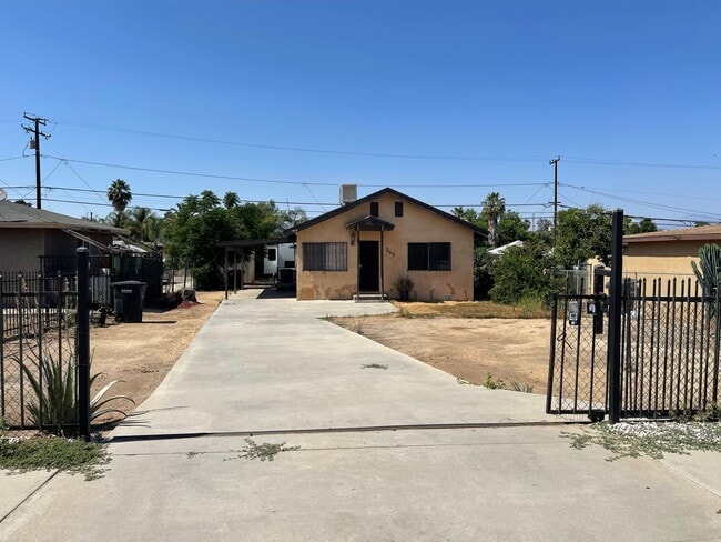 Building Photo - 1 Bed | 1 Bath | 720 Sq Ft | Detached Sing...