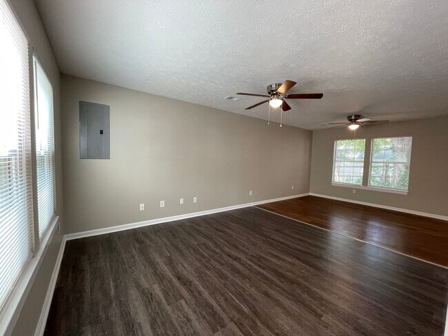 Building Photo - Newly Renovated Just For You!