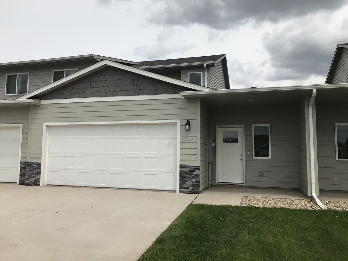 Foto principal - 5210 S Dubuque Ave