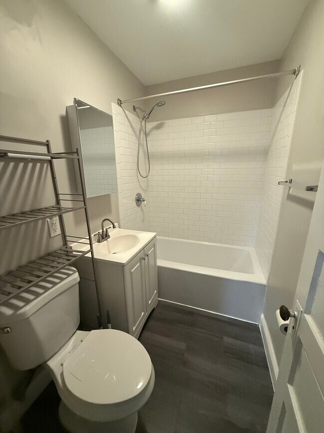 Baño de tamaño moderado - 46 Mooreland St