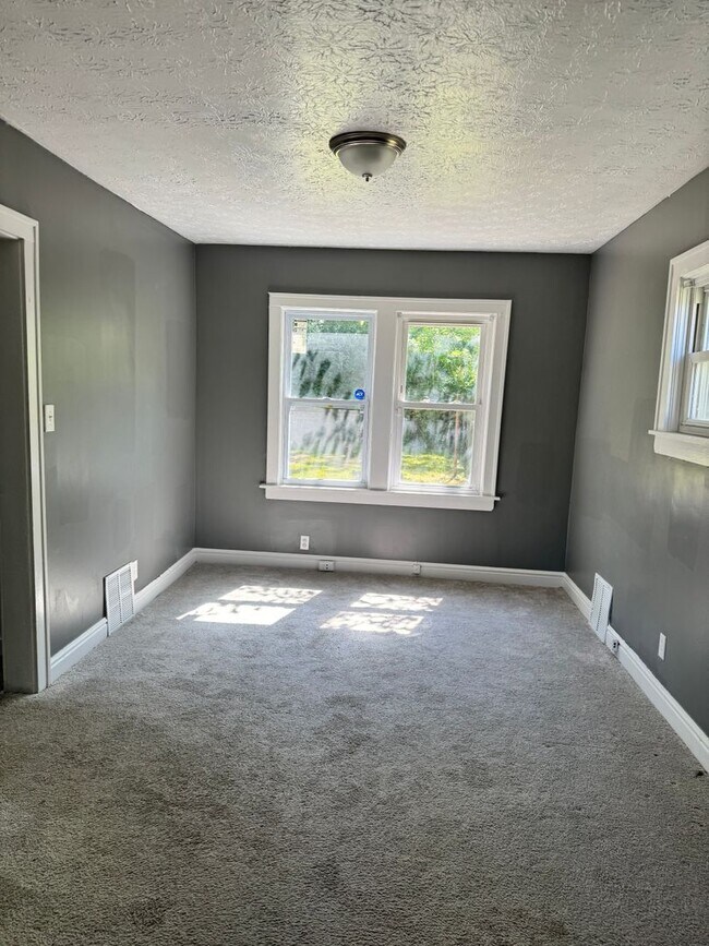 Building Photo - 3631 E 118th St