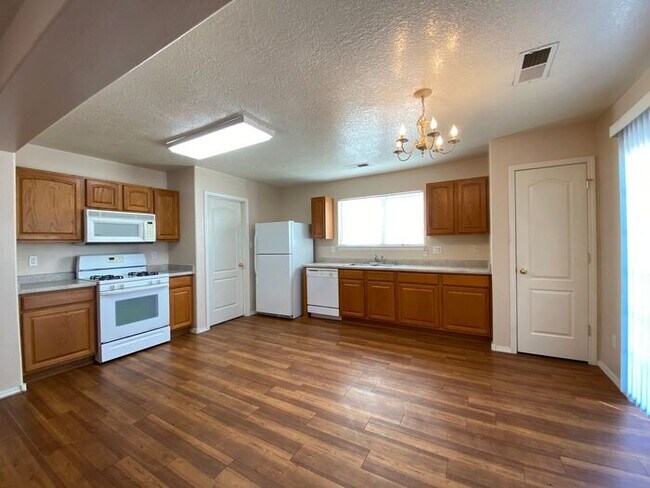Foto del edificio - Nice 3BR 2 Story - Great Location