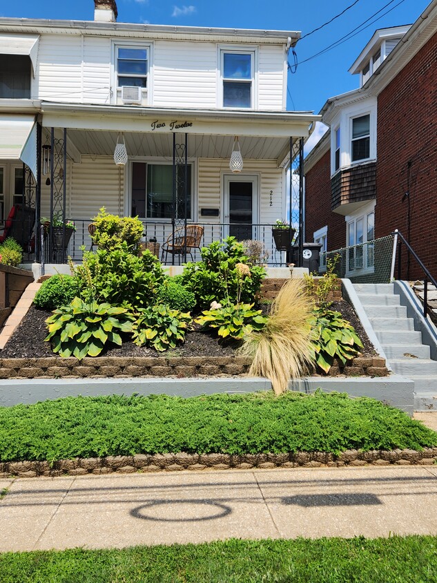 Landscaped Front Facade - 212 W 6th Ave