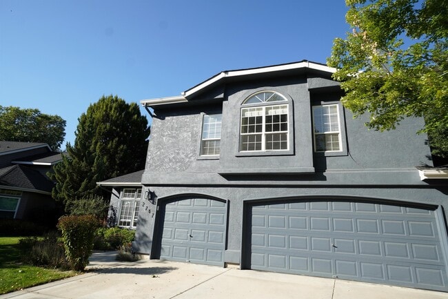 Building Photo - 2747 E Migratory Dr