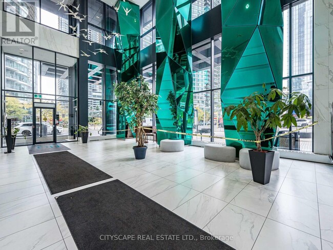 Photo du bâtiment - 352 Front St W