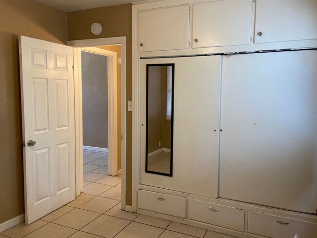 Building Photo - 2503 Lake St