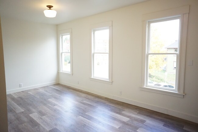 Building Photo - 702 6th Ave
