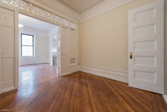 Building Photo - 4 br, 1.5 bath Apartment - 1268 Pacific St