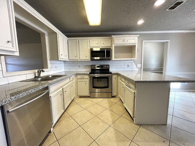 Building Photo - Large, Recently Remodeled 3/22 Right Across from North Ridge Elementary!