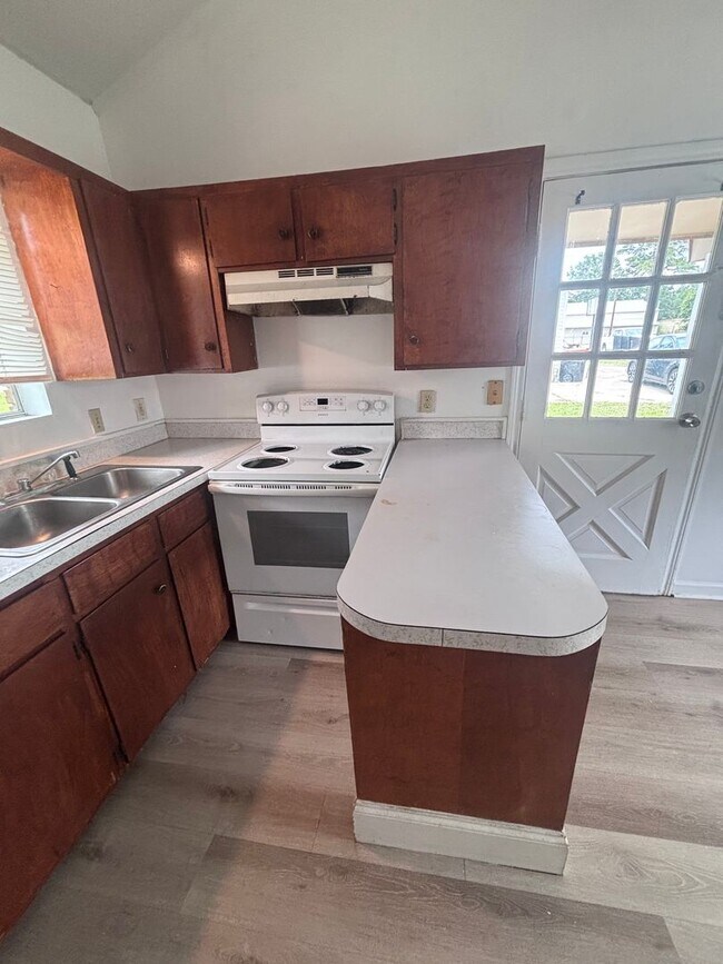 Building Photo - 2 Bedroom, 1 Bathroom Apartment is NOW Ava...