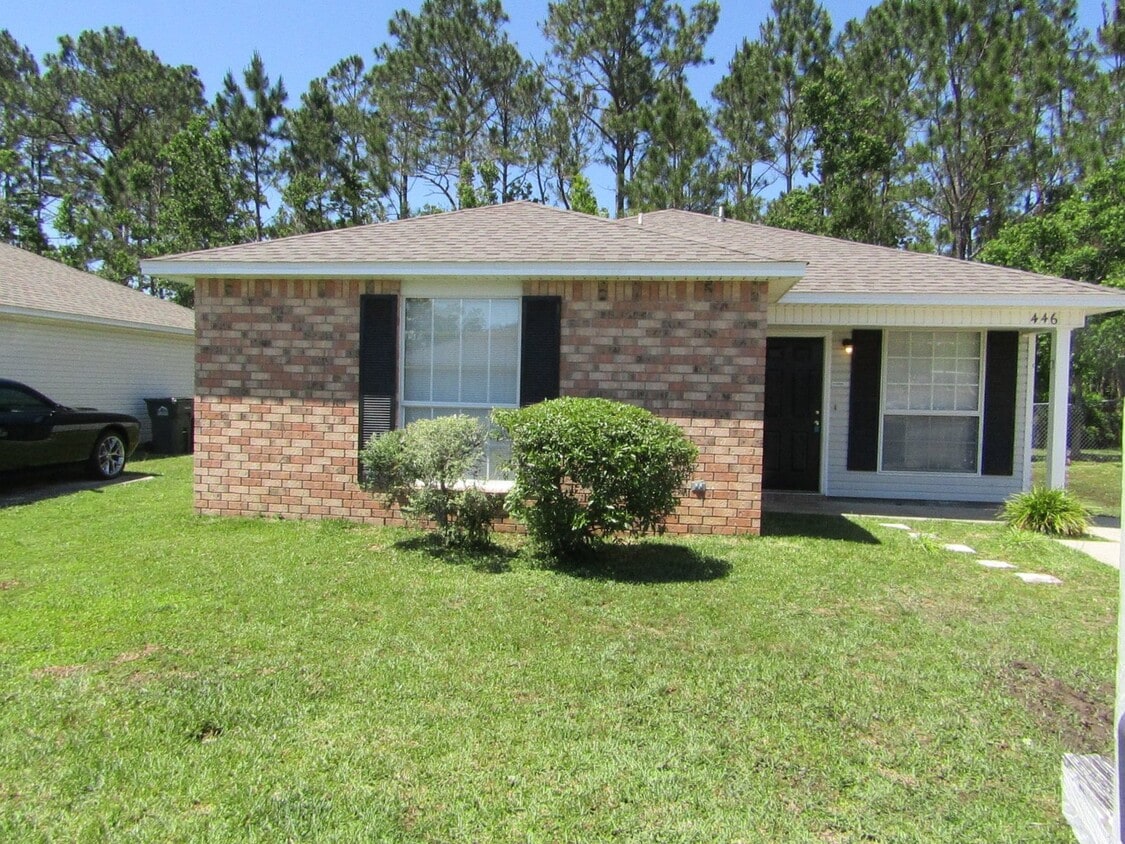 Foto principal - Updated 3-Bedroom Home in Bay Pine Villas ...