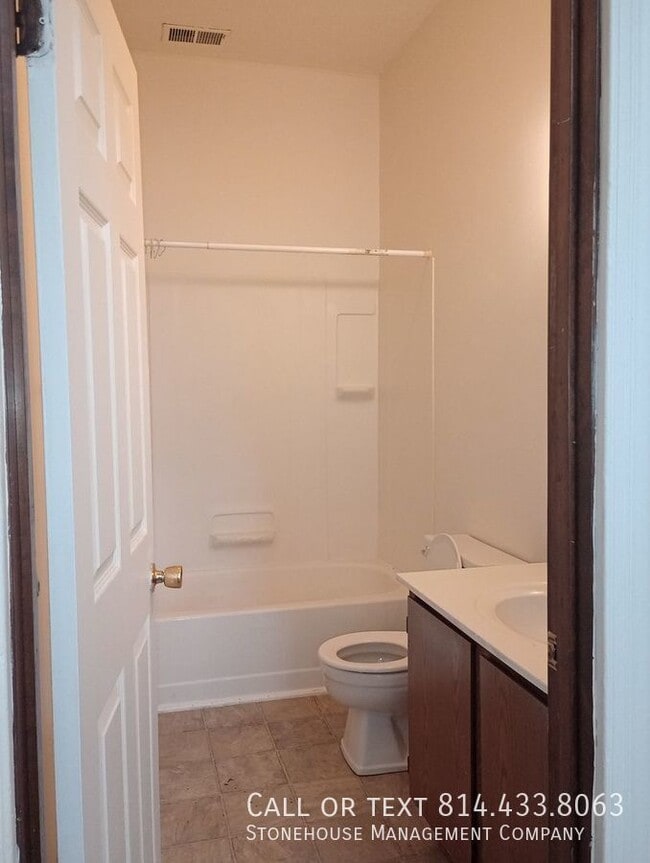 Building Photo - Nice Conveniently Located 2 bedroom with L...