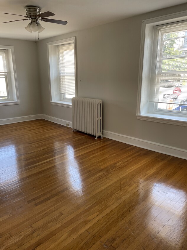 Living area - 194 Krams Ave