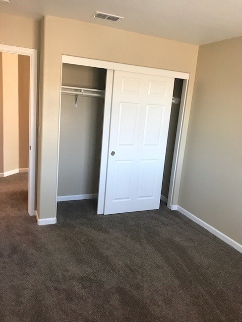 Building Photo - Spacious 5 Bedroom 3 Bath Tracy Home