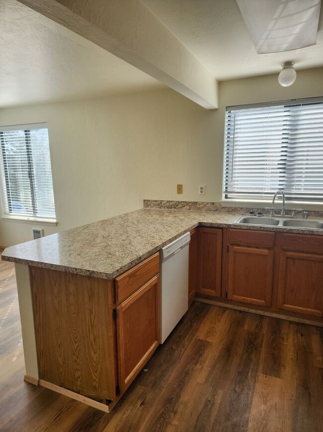 Foto del edificio - Updated Duplex In Manette With Water View