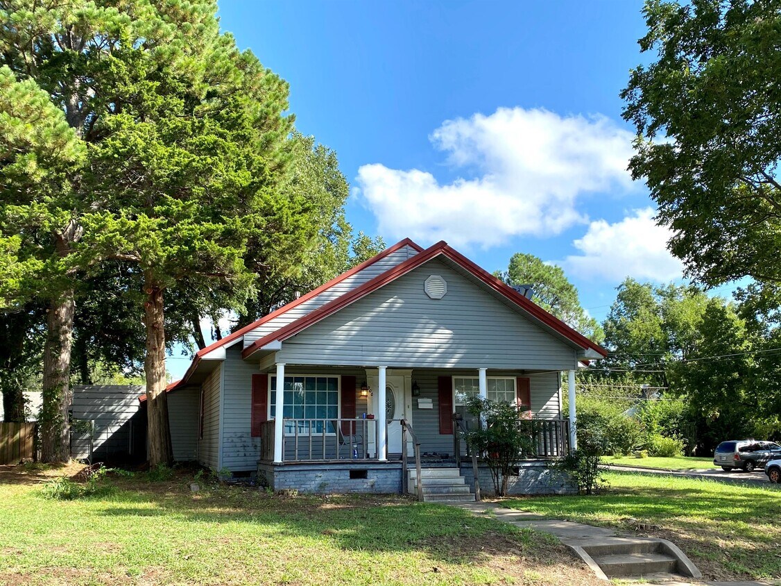 Primary Photo - 900 Hoover Ave
