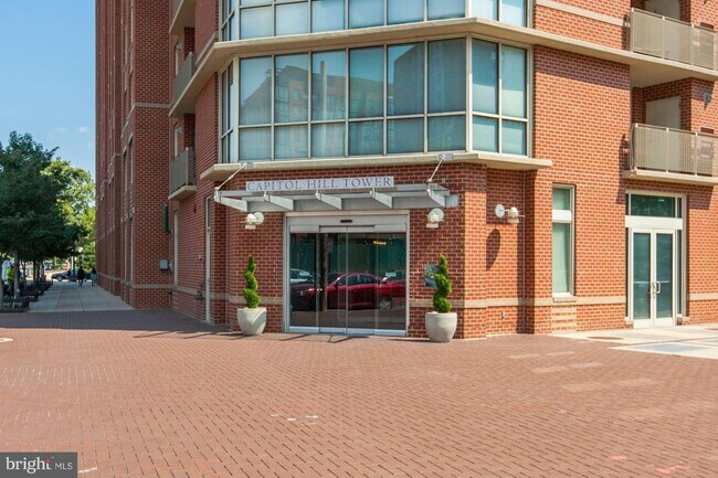 Entrada - 1000 New Jersey Ave SE