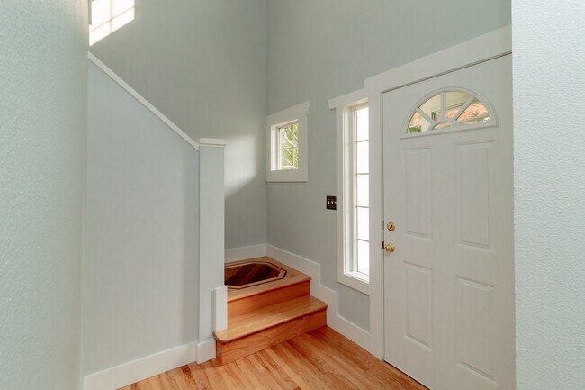 Building Photo - Charming 3-bedroom home with AC on Palisad...