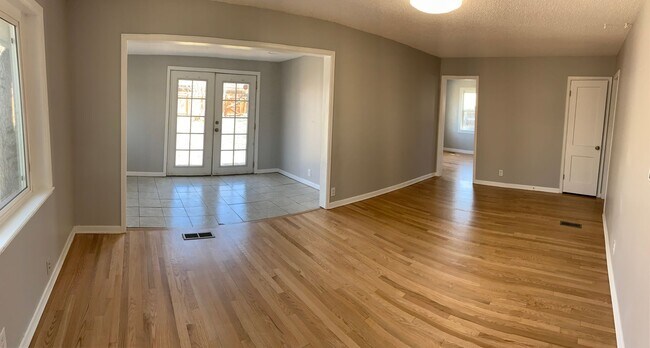 Building Photo - Recently Renovated 3 Bedroom 1 Bath With S...