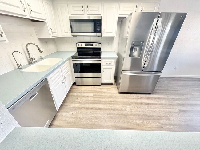Building Photo - Comfortable top-floor 2 bedroom condo in a prime Northwest location