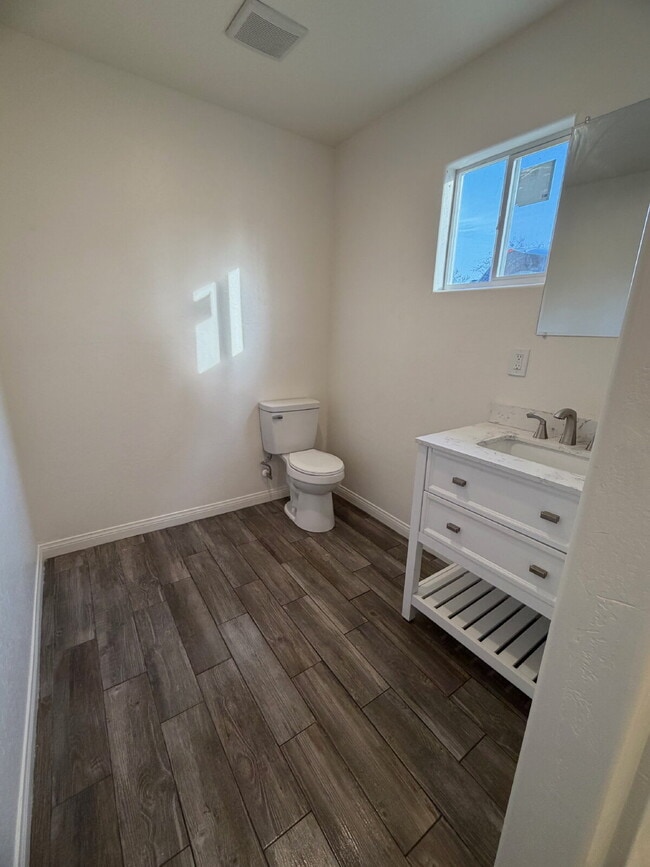 Building Photo - Modern Comfort Meets Everyday Style