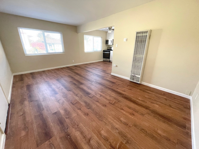 Building Photo - Completely Remodeled One Bedroom Unit in a...