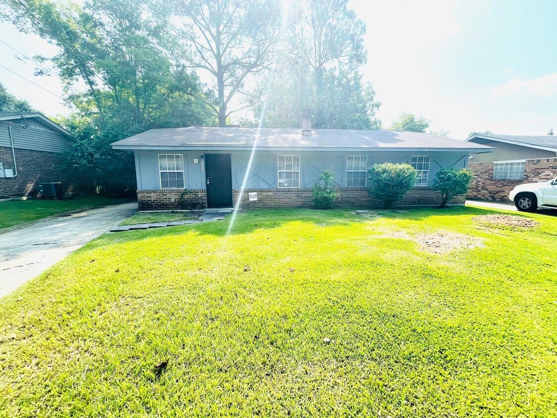 Foto principal - **3 Bed 2 Bath located in Regency Park** C...
