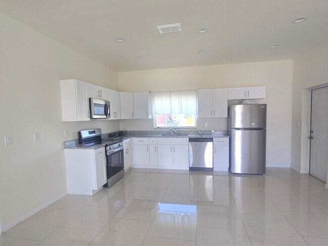 Foto del edificio - Must SEE- 3/2/1 single family home- South Lehigh Acres