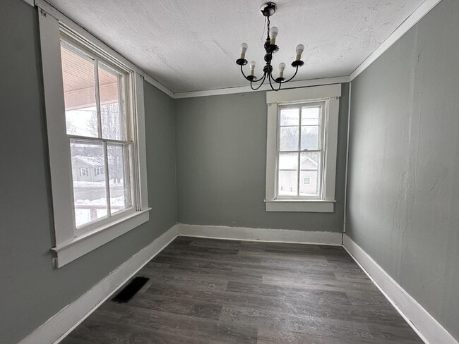 Building Photo - 210 E 7th St