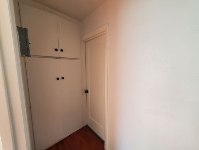 Building Photo - Newly Remodeled 1 Bedroom/1 Bath Near Miss...