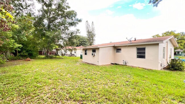 Foto del edificio - Lovely 2 Bedroom + Bonus Room, 1 Bathroom ...