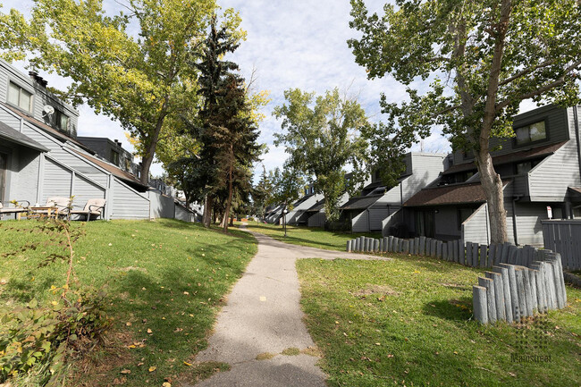 Building Photo - Queen's Park Townhomes