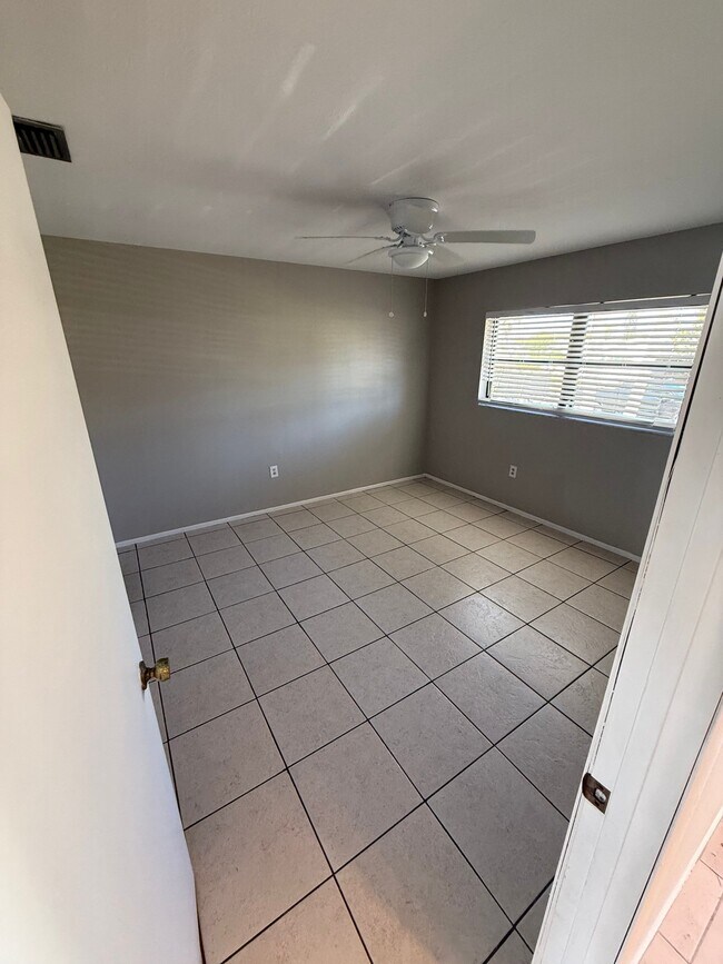 Foto del edificio - 1755 Florence Ave