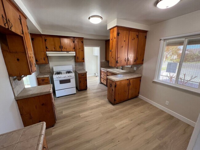 Building Photo - Nice 3 Bedroom, 1.5 Bathroom Single Family...
