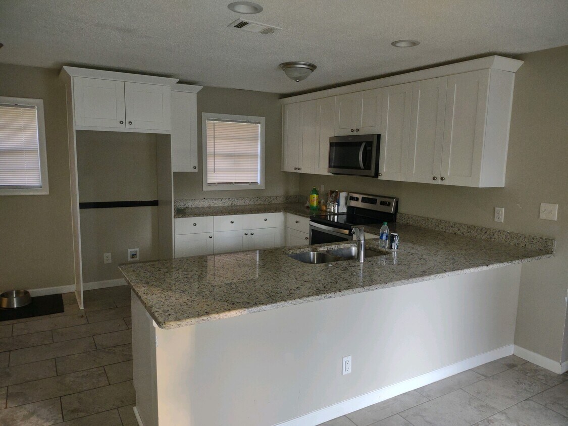 Building Photo - 8600 Chestnut Ln
