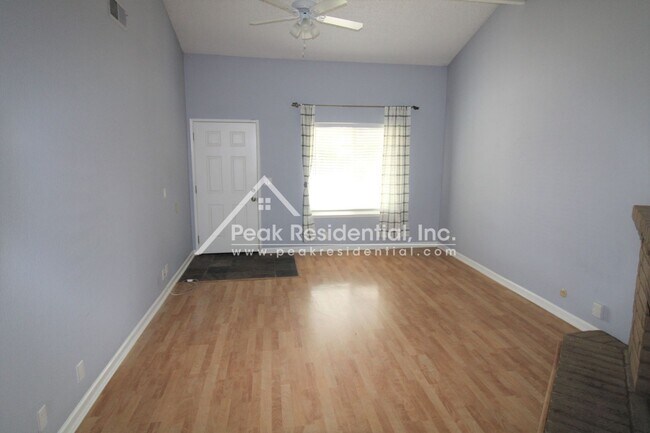 Foto del edificio - Cute 2bd/2ba Duplex with Garage - Walk to ...