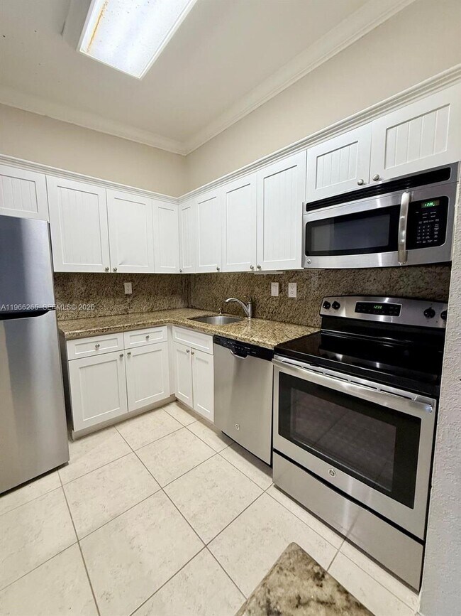 Foto del edificio - 801 NE 199th St