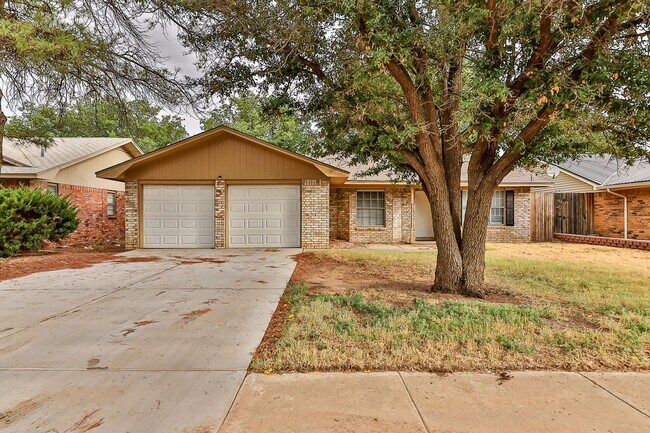 Building Photo - Pre-Leasing for Fall 2025 - 3 Bedroom Loca...