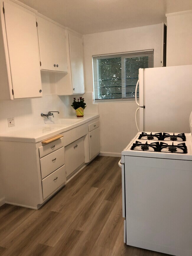 Large kitchen with eating area - 1736 Garfield Pl