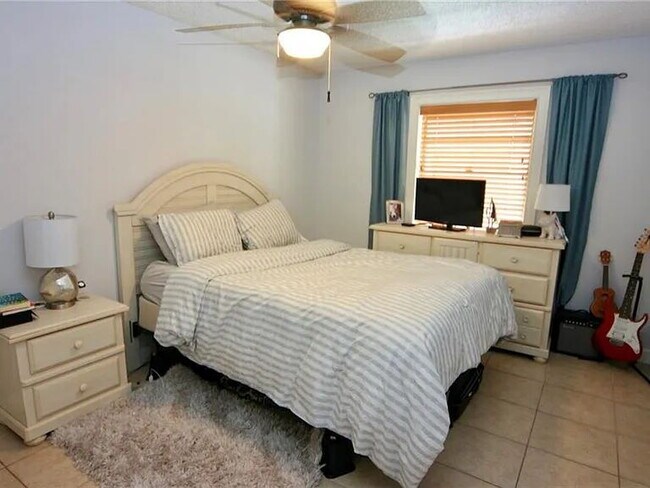 Building Photo - "Cozy 1-Bedroom Gem on Bayshore Blvd – Your Ideal Tampa Retreat!"