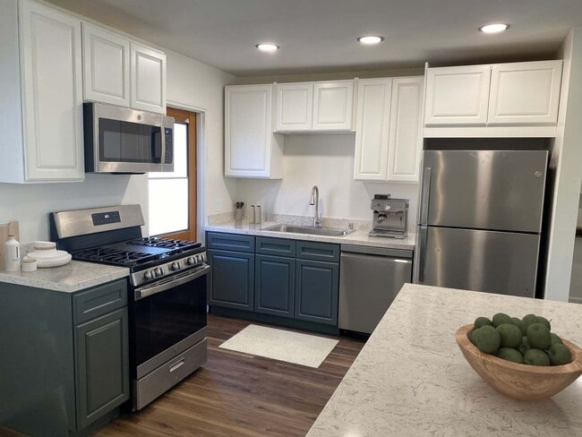 Building Photo - RENOVATED MODERN BEACH HOME! GARAGE! DRIVEWAY PARKING! AC!