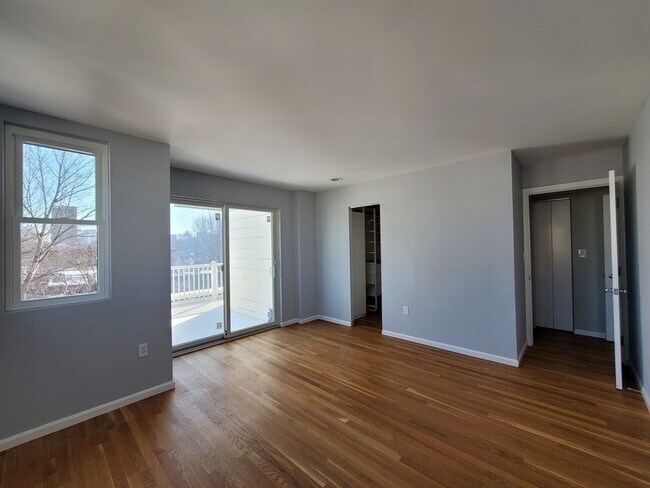 Building Photo - 218 Thorndike St