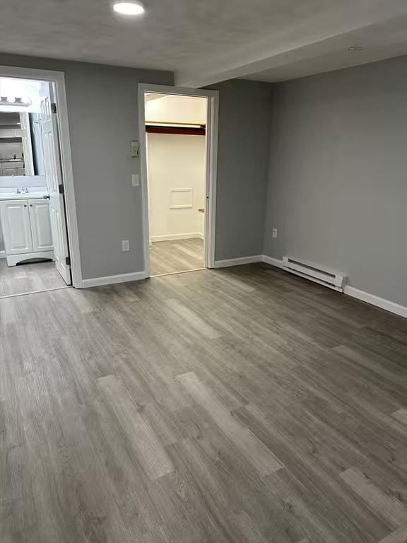 dormitorio con armario - 592 Beach St