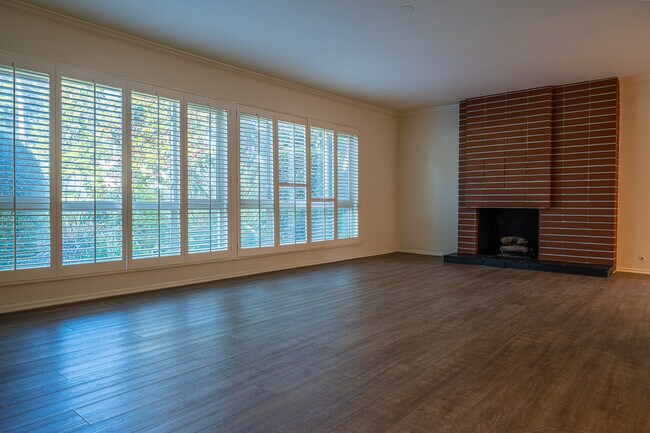 Building Photo - 422 S Orange Grove Blvd