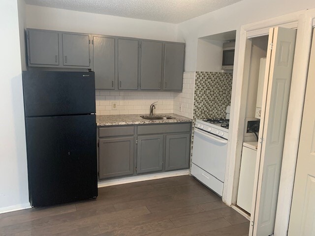 Kitchen - 3830 Lancaster Ave
