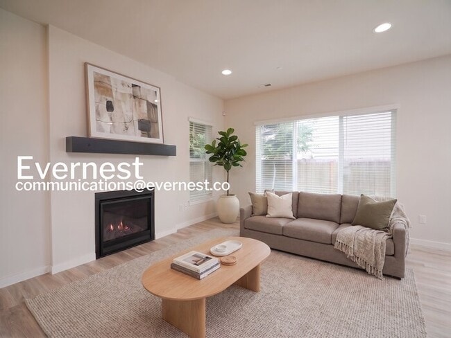 4 Bed/2.5 Bath Home with Garage / Available Now! - 4 Bed/2.5 Bath Home with Garage / Available Now!