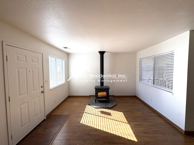 Building Photo - A Very Nice 3bd/2ba Orangevale Duplex with 1-Car Garage