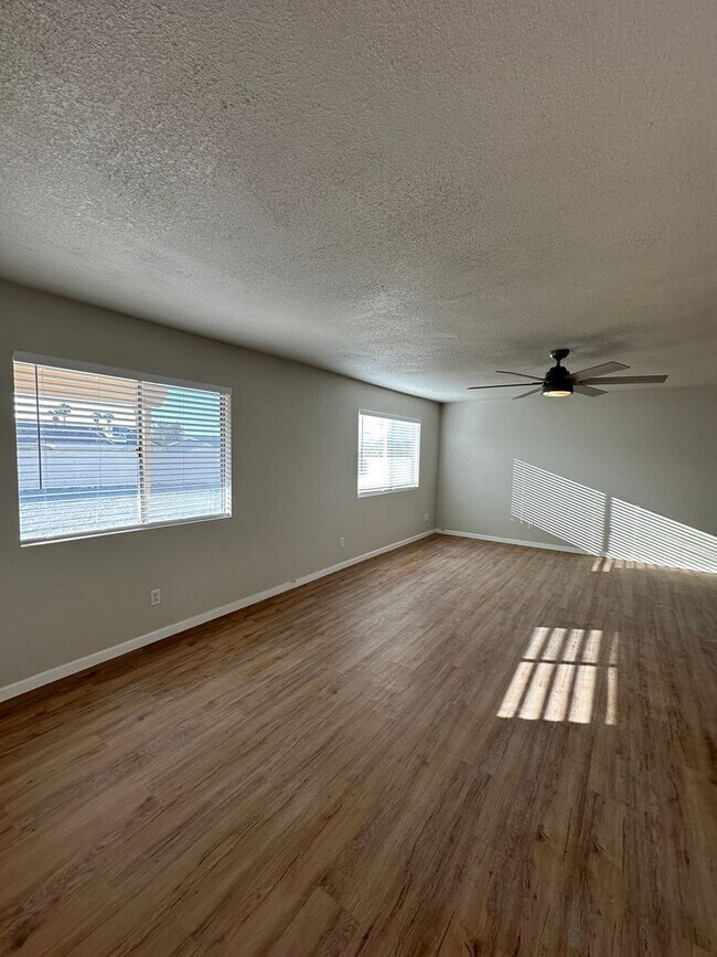 Building Photo - Available early May - Unfurnished Long Term