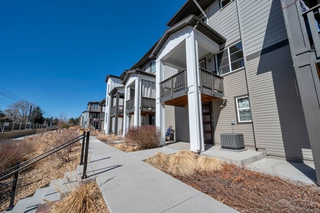 Building Photo - Townhome with 2-Car Garage!