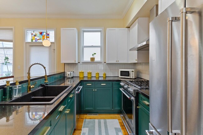 Building Photo - 825 E 52nd St